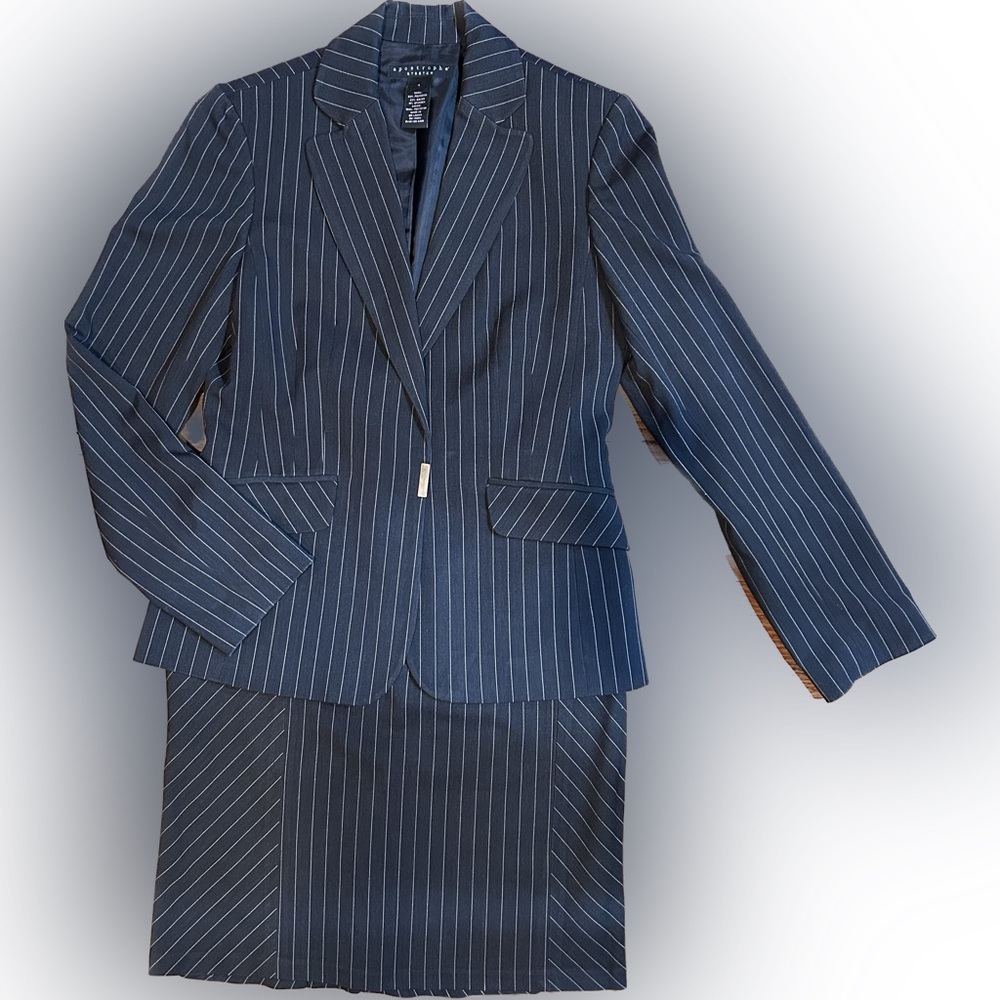 Apostrophe skirt suit